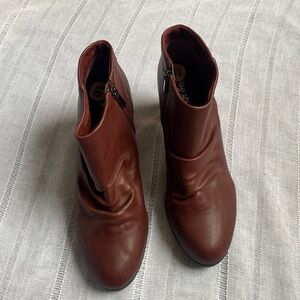 Easy Street NWOT burgundy booties with ruching.